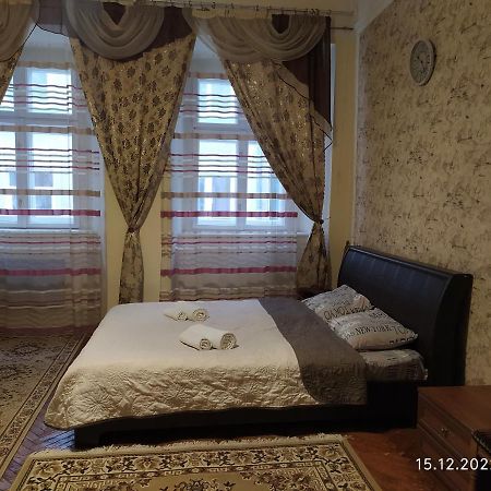 Apartment On Rynok Square リヴィウ エクステリア 写真