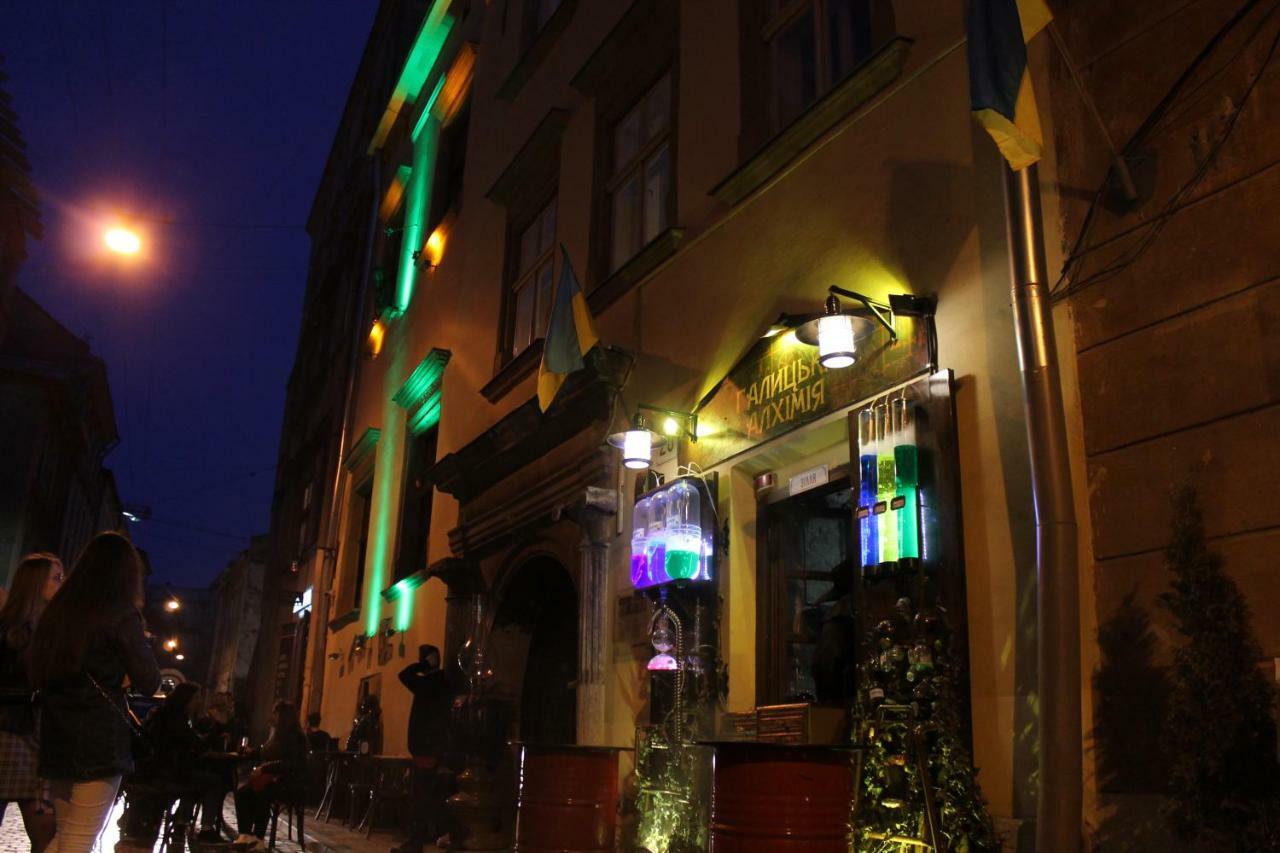Apartment On Rynok Square リヴィウ エクステリア 写真